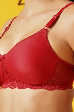 Detail shot of breathable 3-layered spacer cups on a cotton bra